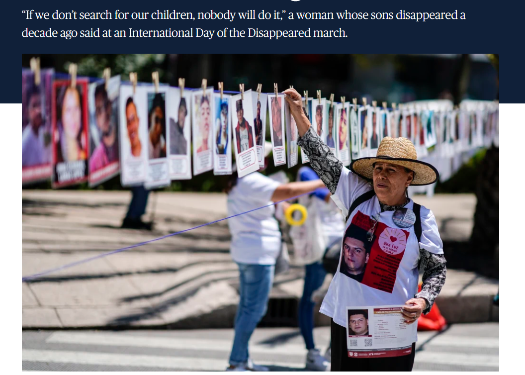 Mères au Mexique manifestant contre les disparitions avec des photos des disparus