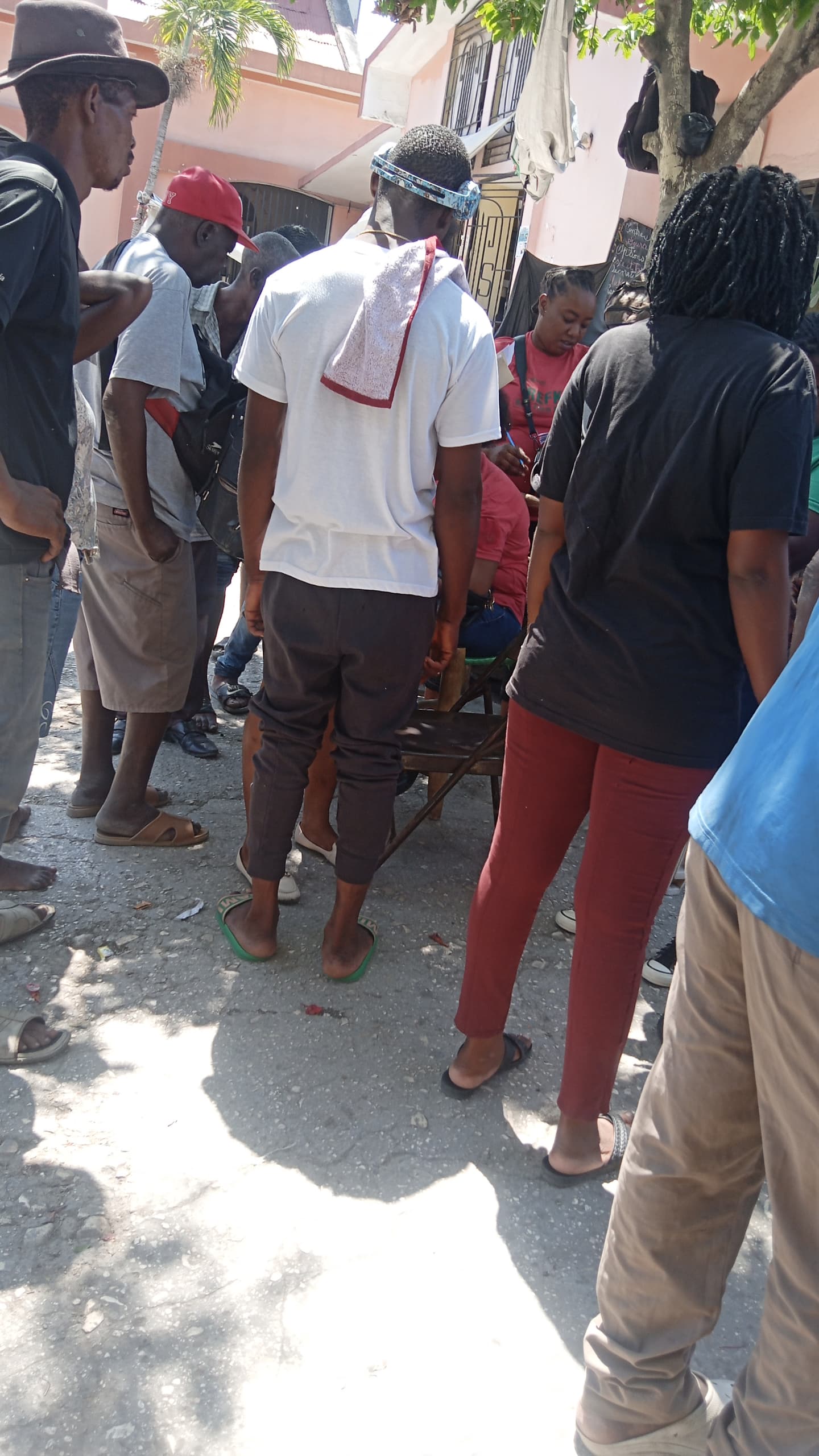 Community gathering in Haiti, possibly related to AlerteUnité testing